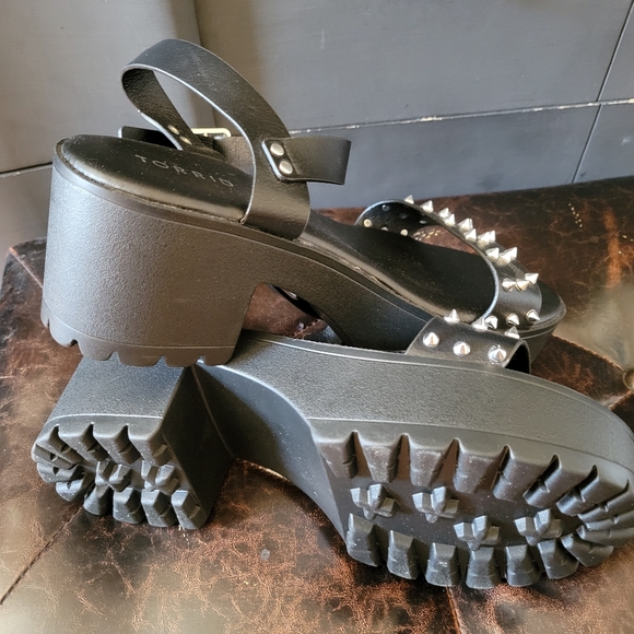 BNWOT Torrid Platform Lug Sole Studded Sandals - Picture 3 of 3